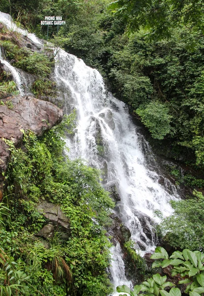 Чудовий водоспад у центральній частині В "єтнаму — стокове фото