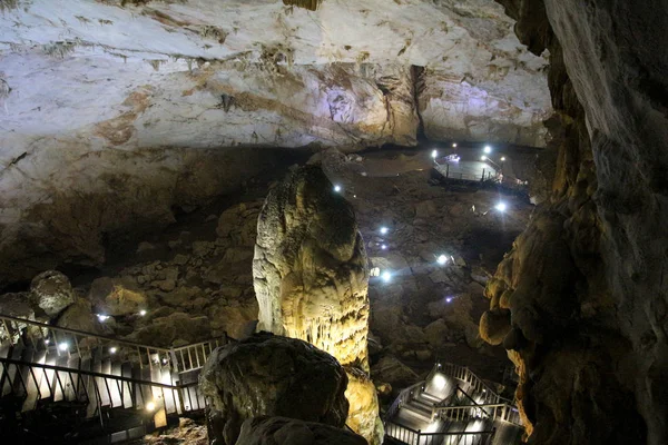 Paradise Cave in the national park Vietnam — Stock Photo, Image