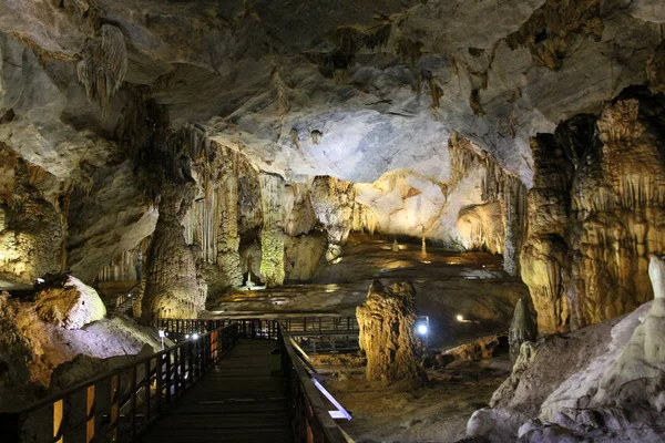 Paradicsom barlang a nemzeti park Vietnam — Stock Fotó