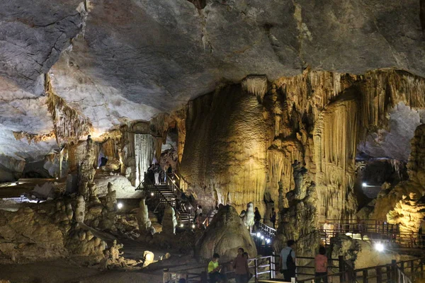 Райская пещера в национальном парке Вьетнам — стоковое фото