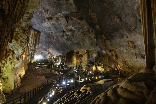 Paradise Cave in the national park Vietnam — Stock Photo, Image