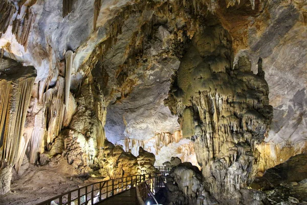 Райская пещера в национальном парке Вьетнам — стоковое фото