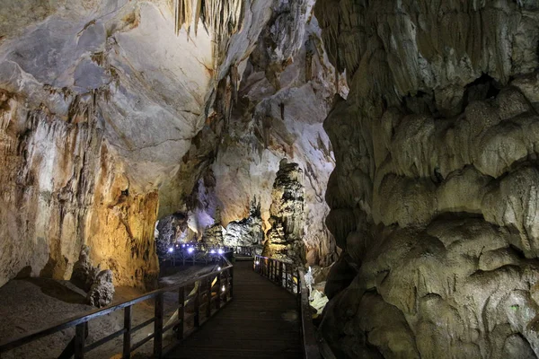 Paradieshöhle im Nationalpark Vietnam — Stockfoto