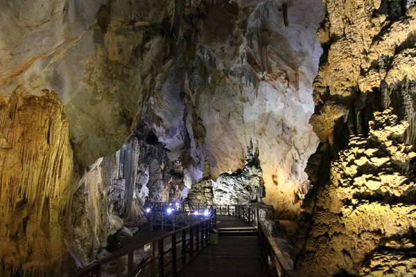 Paradise Cave dans le parc national Vietnam — Photo