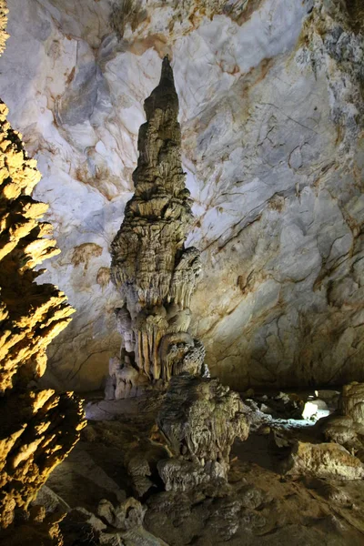 Paradise Cave in the national park Vietnam — Stock Photo, Image