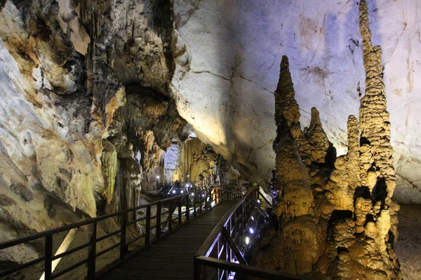 Paradise Cave in the national park Vietnam — Stock Photo, Image