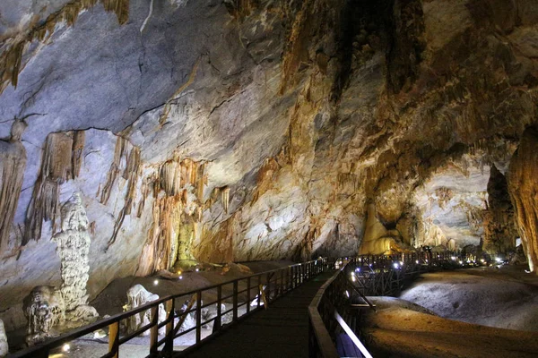 Paradise Cave in the national park Vietnam — Stock Photo, Image