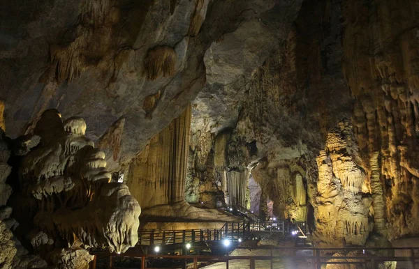 Paradise Cave in the national park Vietnam — Stock Photo, Image