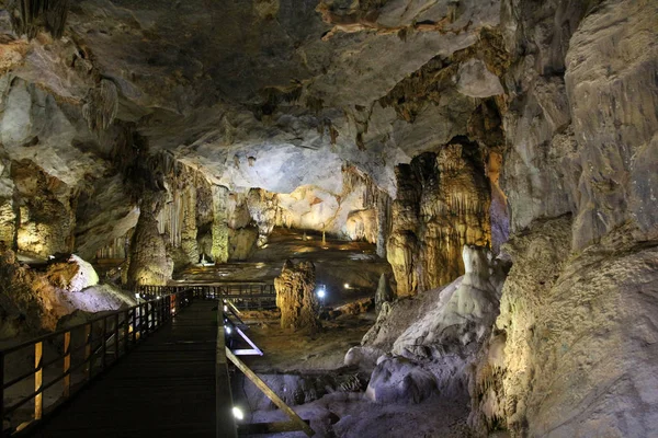 Paradise Cave in the national park Vietnam — Stock Photo, Image