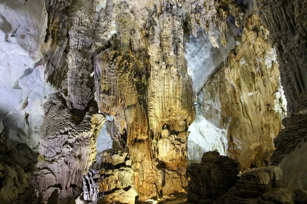 Paradise Cave in the national park Vietnam — Stock Photo, Image