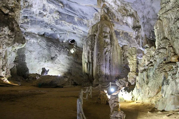 Paradieshöhle im Nationalpark Vietnam — Stockfoto
