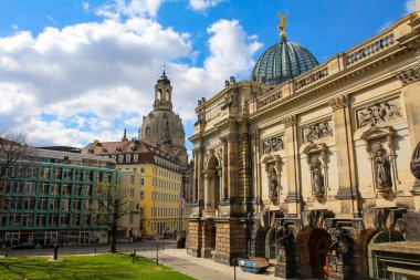Dresden, Almanya 'nın doğusunda Barok tarzında etkileyici binaları olan güzel bir şehir.