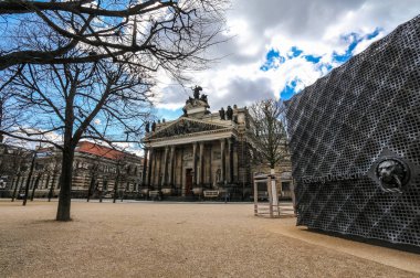 Dresden, Almanya 'nın doğusunda Barok tarzında etkileyici binaları olan güzel bir şehir.