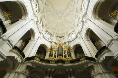 Dresden, Almanya 'nın doğusunda Barok tarzında etkileyici binaları olan güzel bir şehir.