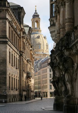 Dresden, Almanya 'nın doğusunda Barok tarzında etkileyici binaları olan güzel bir şehir.