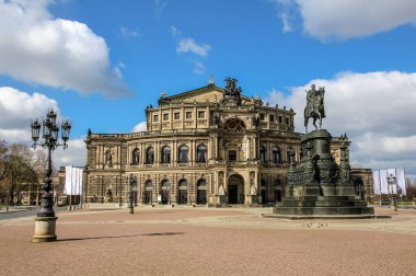Dresden, Almanya 'nın doğusunda Barok tarzında etkileyici binaları olan güzel bir şehir.
