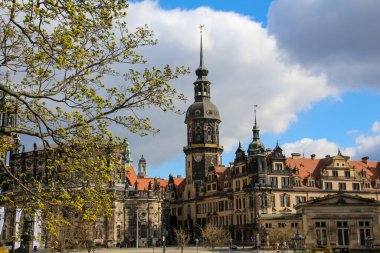 Dresden, Almanya 'nın doğusunda Barok tarzında etkileyici binaları olan güzel bir şehir.