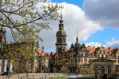 Dresden, Almanya 'nın doğusunda Barok tarzında etkileyici binaları olan güzel bir şehir.