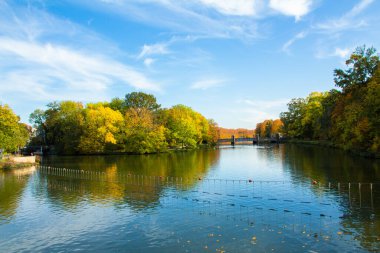 Almanya 'da Saksonya, Leipzig' in merkezinde bir park manzarası