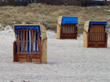 strandkoerbe am strand, vorsaison