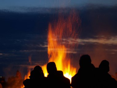 Osterfeuer, Brennen etkinliği Fruehling 'de.