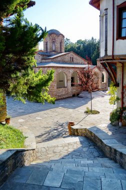 Yunan bir manastırda güneşli öğleden sonra