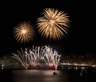 Havai fişek, renkli havai fişek arka plan, köy Asian Qrendi, Malta, Malta, uzun pozlama havai fişek, Bağımsızlık günü, fireworks festival fireworks ile karanlık gökyüzünde havai fişek patlama patlayabilir