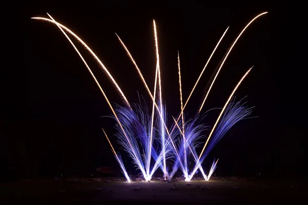 Havai fişek festivalinde karanlık arka planda izole yaratıcı havai fişek — Stok fotoğraf