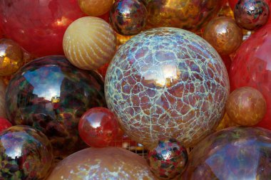 Kırmızı dekorasyon, Noel dekor, kırmızı cam balonlar içinde kırmızı, Noel arka plan, yeni yıl, Dekorasyon, kırmızı arka plan, Noel dekor bina Malta Parlamentosu yansıması ile