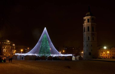 Vilnius, Litvanya - Aralık 17,2016: süslü Noel ağacı Vilnius,Lithuania.1994 Vilnius eski şehirdeki gece görünümü üzerinde 17 Aralık 2016 yılında Unesco Dünya Miras List.Christmas Litvanya dahil