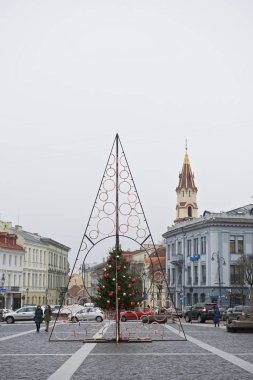 Vilnius, Litvanya - Aralık 20,2016: Vilnius, Litvanya 20 Aralık 2016 şehir kasaba meydanındaki süslü Noel ağacının görünümü. Vilnius eski şehir Unesco Dünya Mirası List.Christmas Litvanya mevcuttur