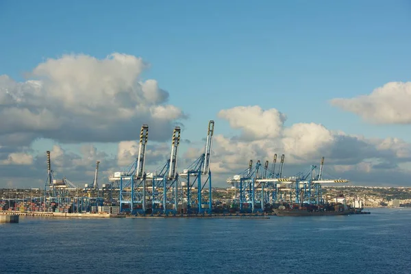 Birzebugga, Málta-május 2: cargo port kikötő Birzebugga, Málta, panorámás kilátással a május 2, 2015-re ipari terület Máltán. Logisztika. Cargo hajó kikötő twilight jelenet — Stock Fotó