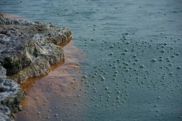 Boiling water in Geothermal wonderland in Rotorua, New Zealand.Colorful volcanic crater lake,Rotorua, New Zealand. Wai o Tapu in New Zealand, the volcanic wonderland — Stock Photo, Image