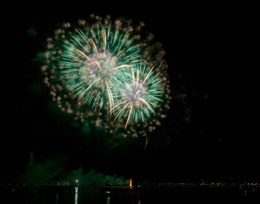 Renkli havai fişek koyu arka planda izole. Arka planda karanlık gökyüzü, Malta havai fişek Festivali, 4 Temmuz, Bağımsızlık günü, muhteşem havai fişek patlayabilir, altın havai fişek patlama, yakın çekim 