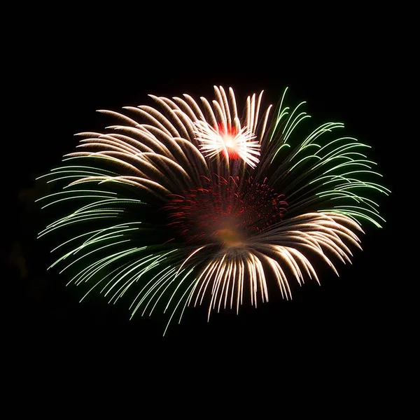 Feuerwerk isoliert im dunklen Hintergrund in Nahaufnahme mit dem Ort für Text, Malta Feuerwerk Festival, 4. Juli, Unabhängigkeitstag, Neujahr, explodieren — Stockfoto