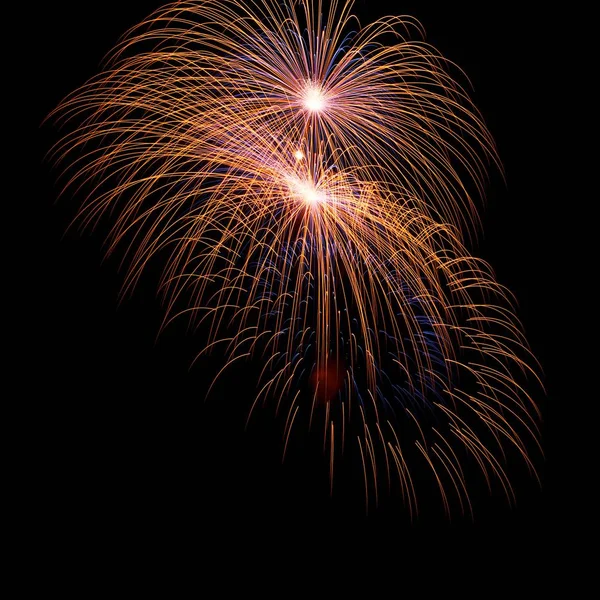 Barevné zlatý úžasný ohňostroj v temné obloze pozadí, malta festival ohňostrojů, 4 července, Den nezávislosti, explodovat, zlato exploze, zavřít aplikace fireworks — Stock fotografie