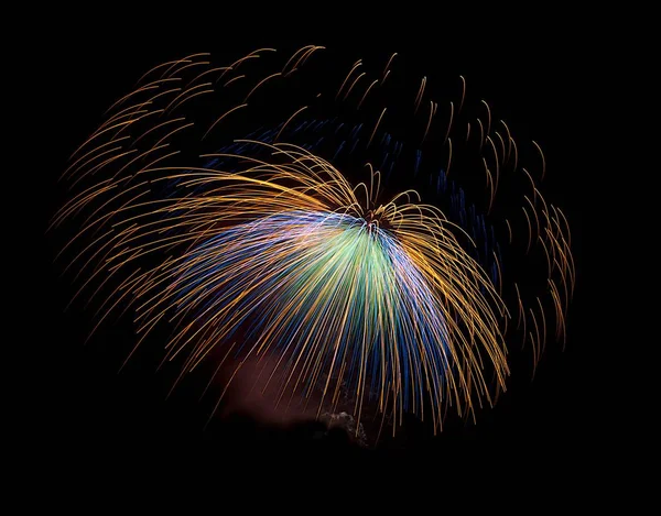 Na białym tle w ciemnym tle kolorowe fajerwerki. Niesamowity pokaz sztucznych ogni w niebo ciemne tło, Malta Festiwal sztucznych ogni, 4 lipca, Dzień Niepodległości, wybuchnąć, złoto eksplozji fajerwerków z bliska — Zdjęcie stockowe