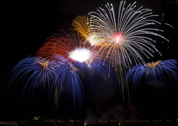 家でまで広島県で光とカラフルな花火。マルタ花火大会、独立記念日、新しい年 ロイヤリティフリーのストック画像