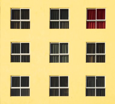 Renkli kırmızı perdeler ile bina terk