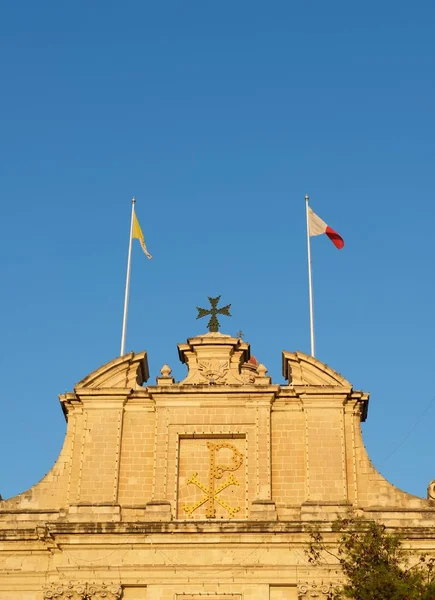 Fragmento de la foto de la Iglesia de Nuestra Señora de Pompeya en el pueblo de Marsaxlokk, Malta, al atardecer. Esta iglesia parroquial católica situada en el pueblo pesquero de Marsaxlokk en Malta, Europa — Foto de Stock