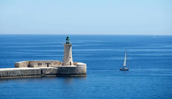 Zomer in Malta - haven van Valletta en vele boten de zee. Vakantie bestemming - Malta, Europa — Stockfoto