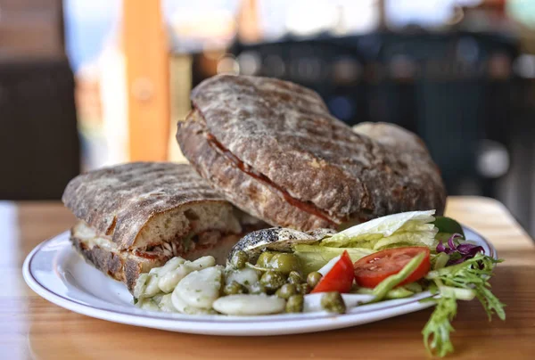 Geleneksel Malta çanak - ftira. Malta gıda. Tipik Malta ekmek kızartma tarafından eşlik ftira denilen. Malta