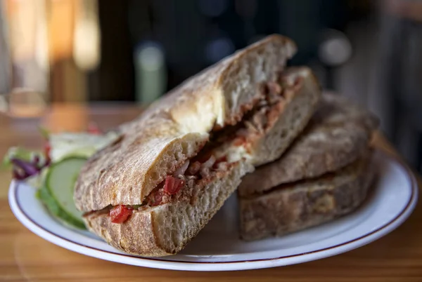 Traditionelles maltesisches Gericht - ftira. malta essen. typisches maltesisches Brot namens Ftira, begleitet von Pommes. malta — Stockfoto