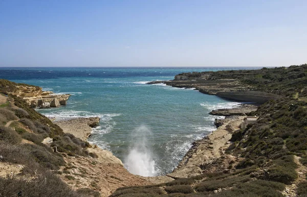 Delimara-punkt på Malta på solrik sommerdag, maltesisk kystlinje, maltesisk postkort, Delimara-punkt, maltesisk kystlinje, panoramautsikt på Delimara, maltesisk kystlinje, maltesisk natur, Malta, vakre Delimara – stockfoto