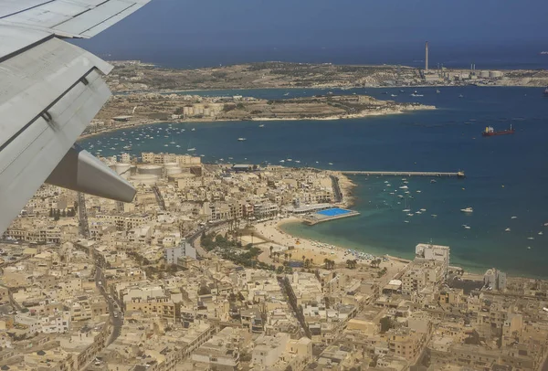 Birzebugga dorp in Malta op zonnige december, panoramisch uitzicht vanuit vliegtuig. December in Malta. Maltese dorp Birzebugga op zonnige dag — Stockfoto