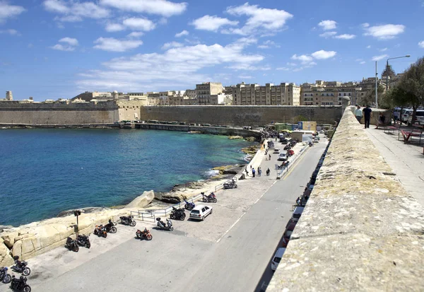 La Valeta, Malta, 23 abr, 2017: Hermoso día soleado cerca del mar con la vista a La Valeta.. Bicicletas reunión cerca del mar en La Valeta, Malta en día soleado a 23 abril, 2017 — Foto de Stock