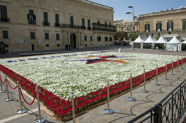 La Valette, Malte, 25 avril 2017 : tapis de fleurs sur la place Saint-Georges à La Valette par une journée ensoleillée au festival Green. Coloré St George Square in Green festival 2017 à La Valette, Malte . — Photo