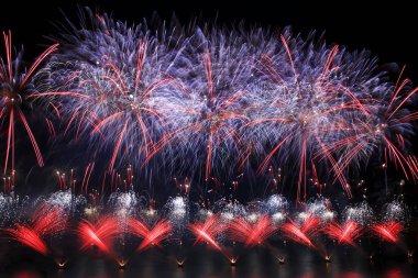 Renkli havai fişek patlama, yeni yıl, karanlık arka planda izole havai fişek şaşırtıcı yakın çekim ile Malta havai fişek Festivali Valletta 2017, Bağımsızlık günü, metin için yer