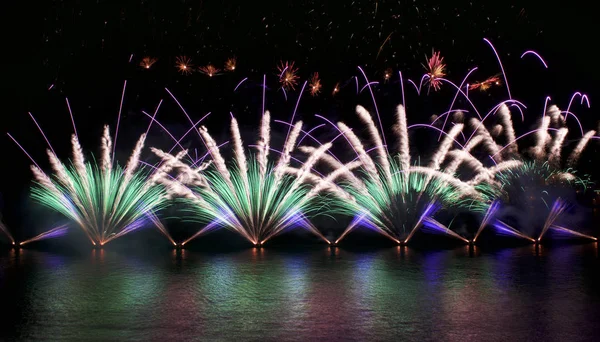 Olorful fyrverkerier explosion, nyår, fantastiska fyrverkerier isolerade i mörk bakgrund som närbild med plats för text, Malta fireworks festival i Valletta 2017, Självständighetsdagen — Stockfoto