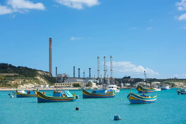 MARSAXLOKK, MALTE - 1er mai : bateaux de pêche indigènes dans l'ancien village de pêcheurs de Marsaxlokk en Méditerranée par une chaude journée ensoleillée le 1er mai 2016. Vue panoramique du village de Marsaxlokk — Photo